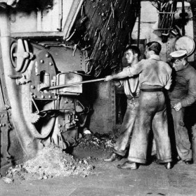 photograph-of-stokers-working-in-the-stoke-hold-of-a-british-warship-1913